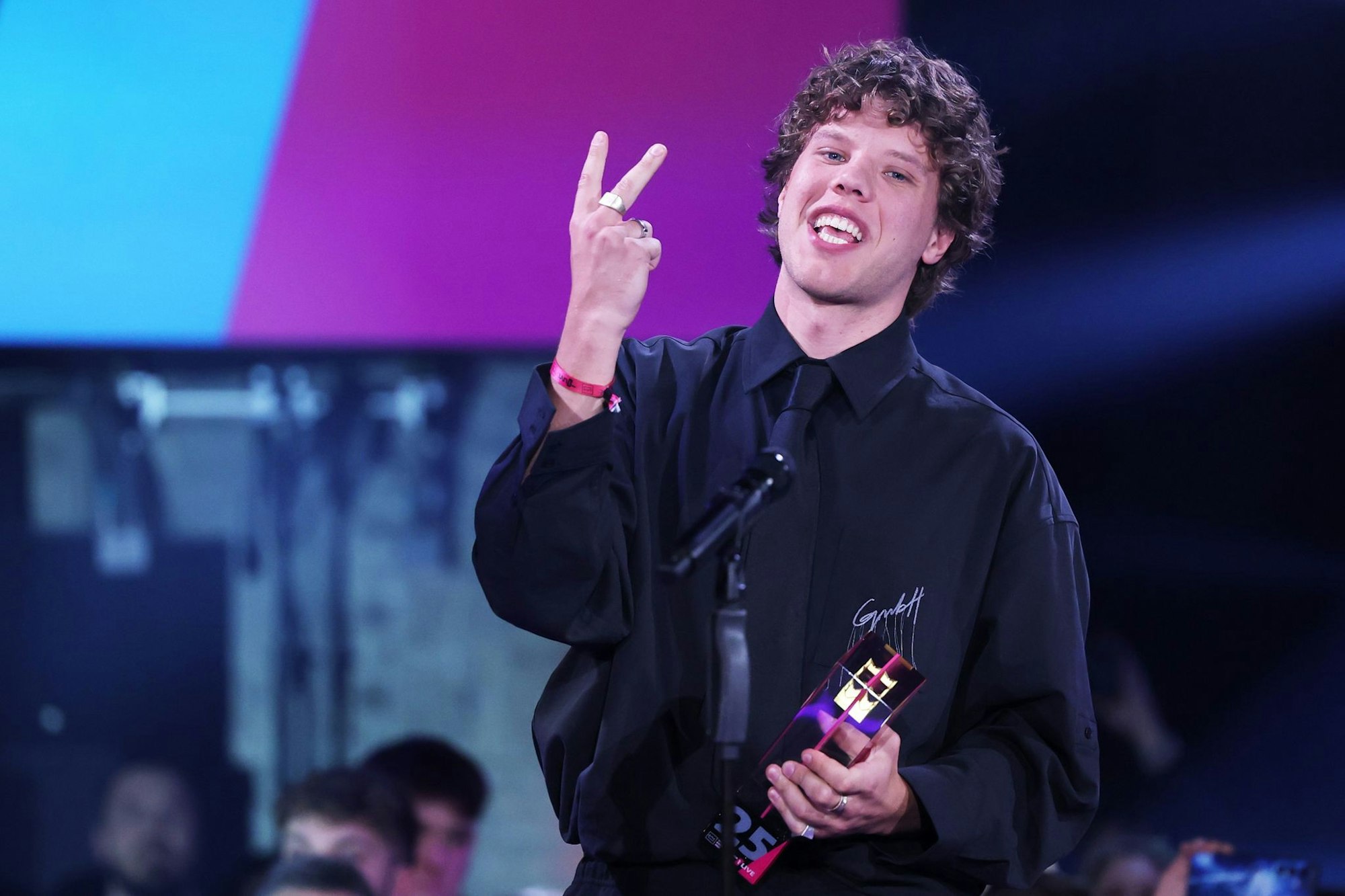 Er glaubt es selbst kaum: Sänger Zartmann hat gleich zwei Kronen gewonnen.