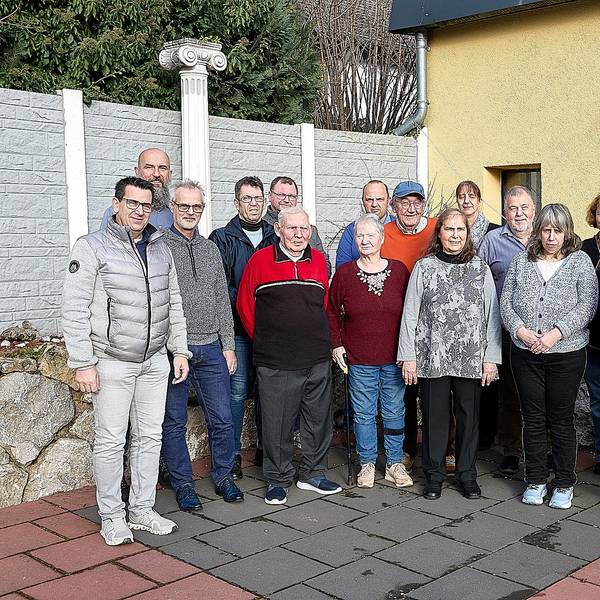 Die Jubilare haben sich in zwei Reihen aufgestellt.