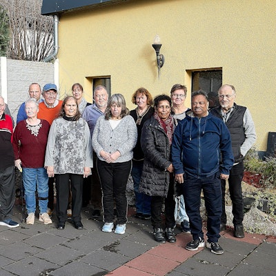 Die Jubilare haben sich in zwei Reihen aufgestellt.
