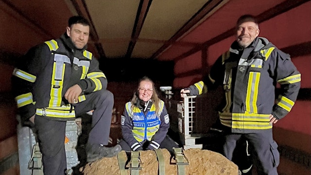 Der Blindgänger und seine Entschärfer: Michael Hilgers (Kampfmittelbeseitigungsdienst, l.), Lisa-Marie Schneider (Einsatzleitung Ordnungsamt, M.) und Marcel Biewald (Kampfmittelbeseitigungsdienst).