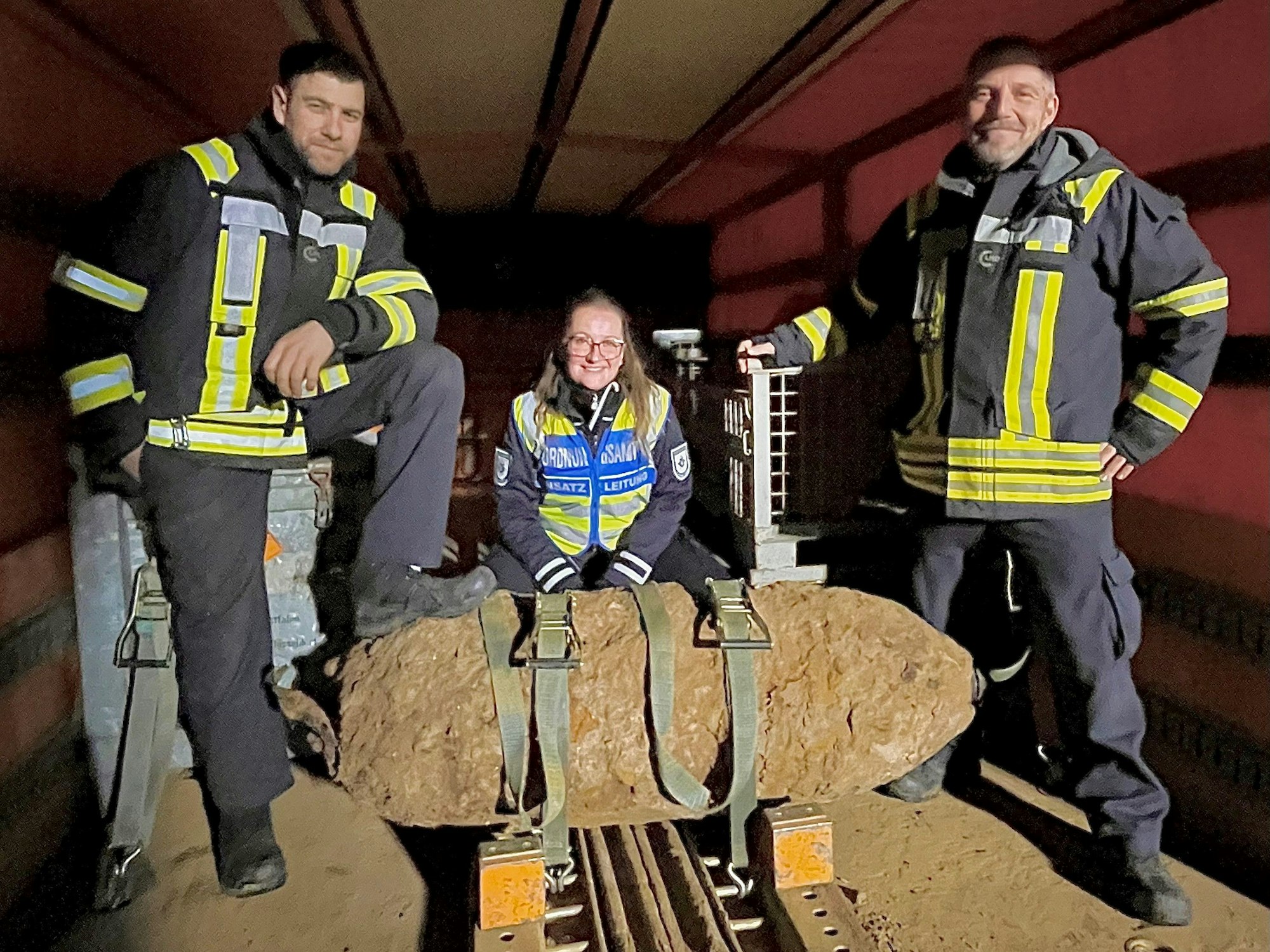 Der Blindgänger und seine Entschärfer: Michael Hilgers (Kampfmittelbeseitigungsdienst, l.), Lisa-Marie Schneider (Einsatzleitung Ordnungsamt, M.) und Marcel Biewald (Kampfmittelbeseitigungsdienst).