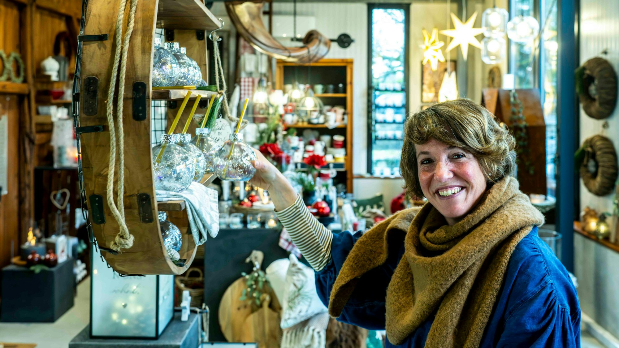 Das Bild zeigt Kerstin Wexel in ihrem Laden.