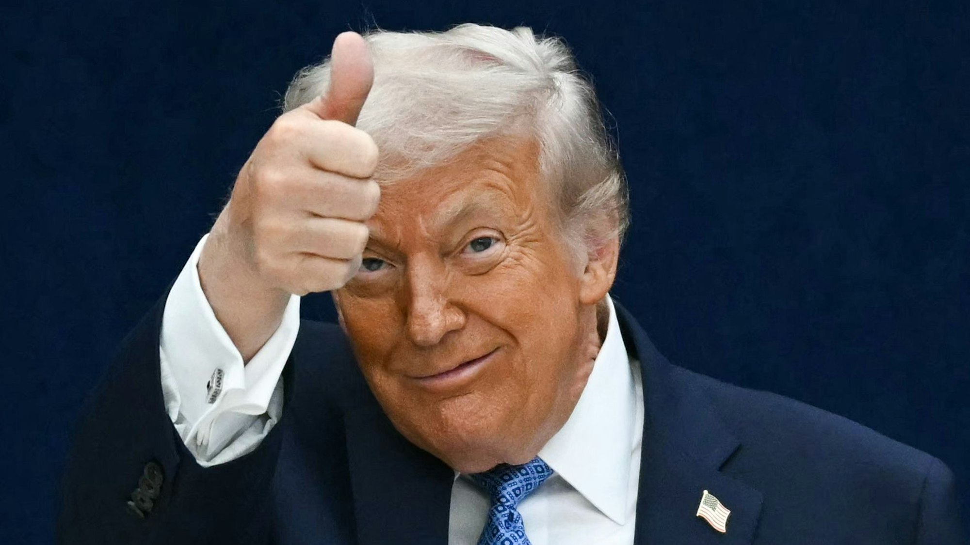 US-Präsident Donald Trump zeigt beim Verlassen einer Bühne den Daumen nach oben. Die neue Sicherheitsstrategie der US-Regierung sorgt unterdessen für Aufregung in Europa.