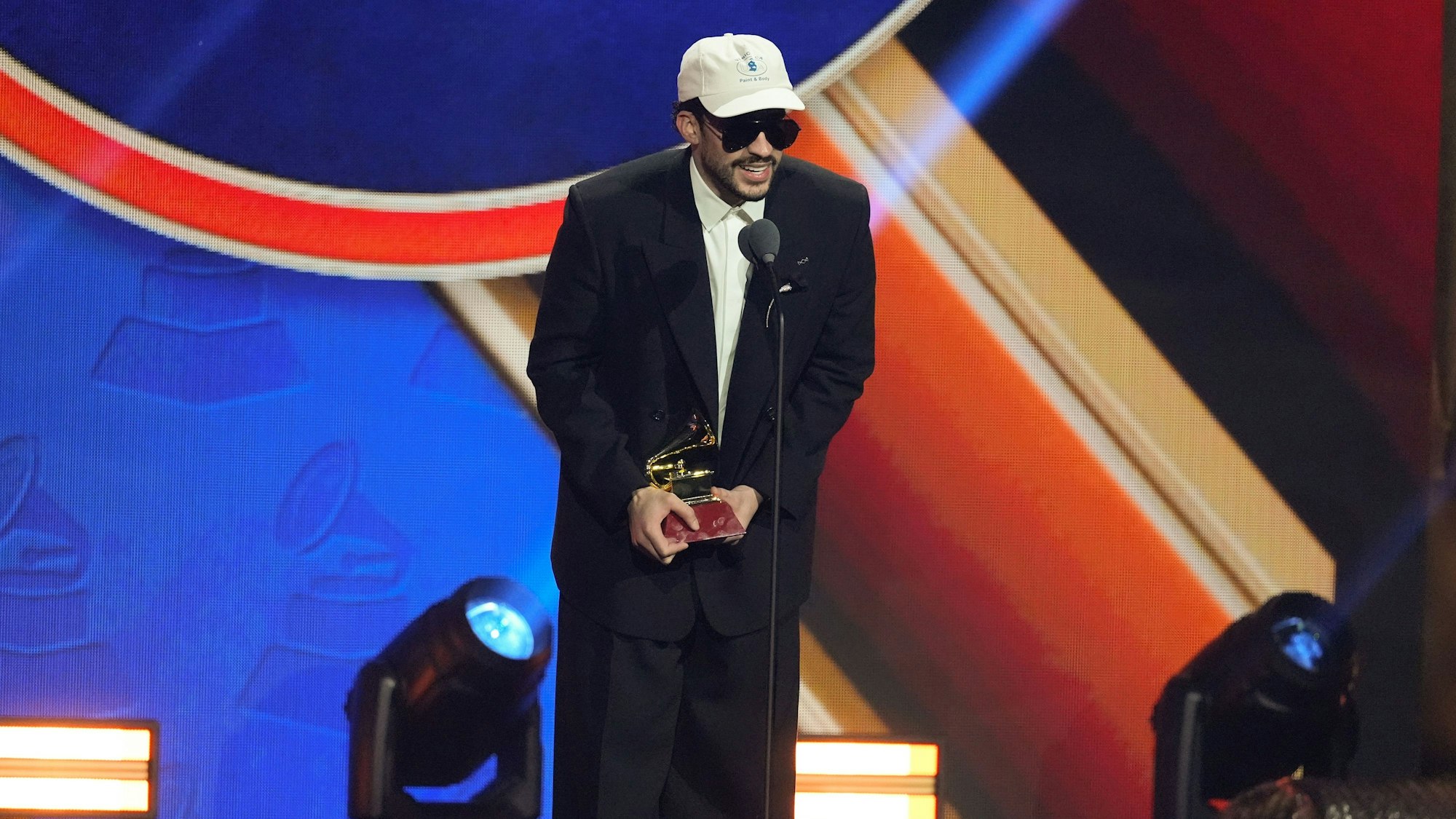 das Bild zeigt den Künstler Bad Bunny bei den Latin Grammy-Awards 2025. Foto: Chris Pizzello/Invision/dpa