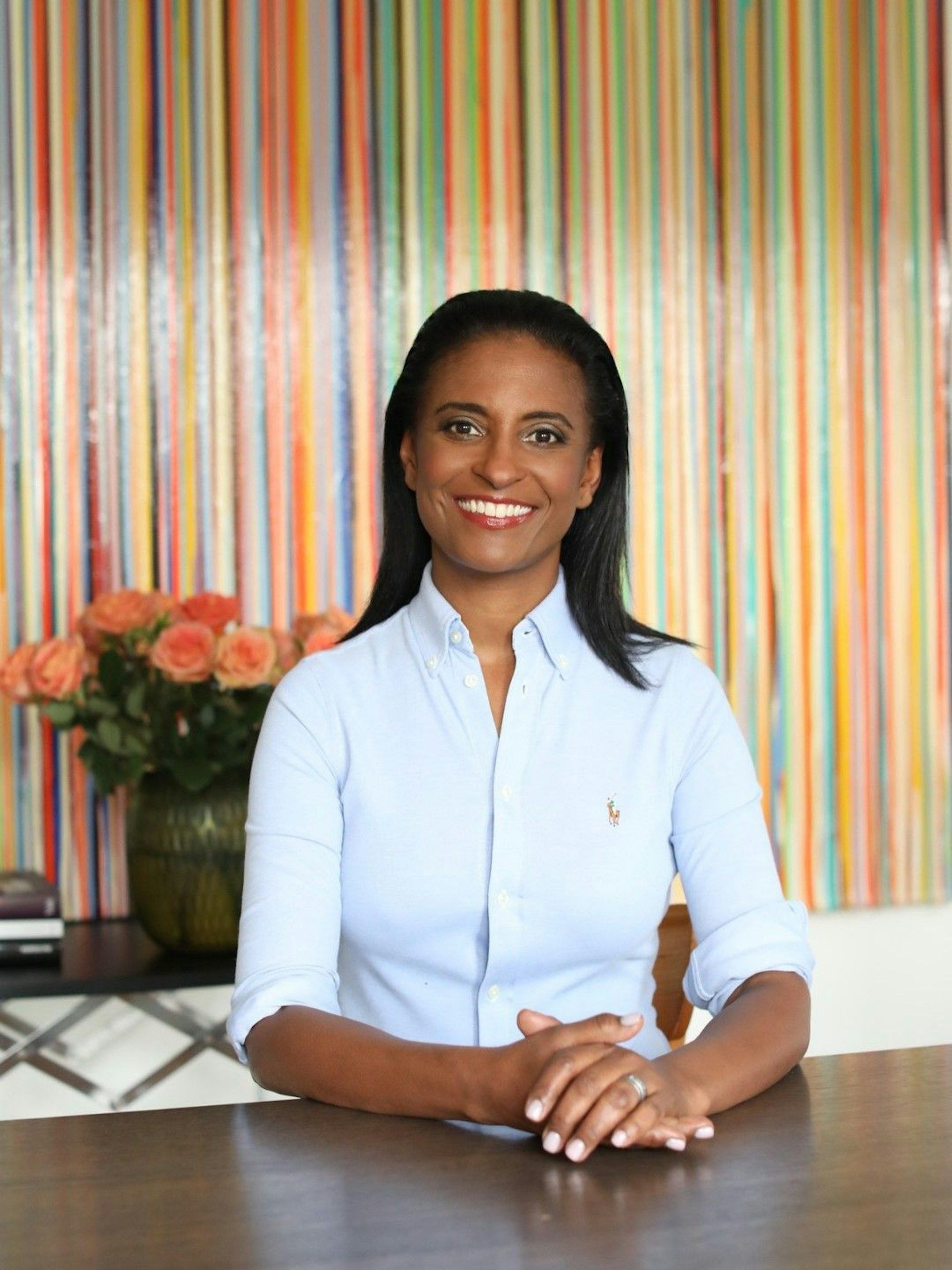 Karella Easwaran sitzt an einem Tisch.