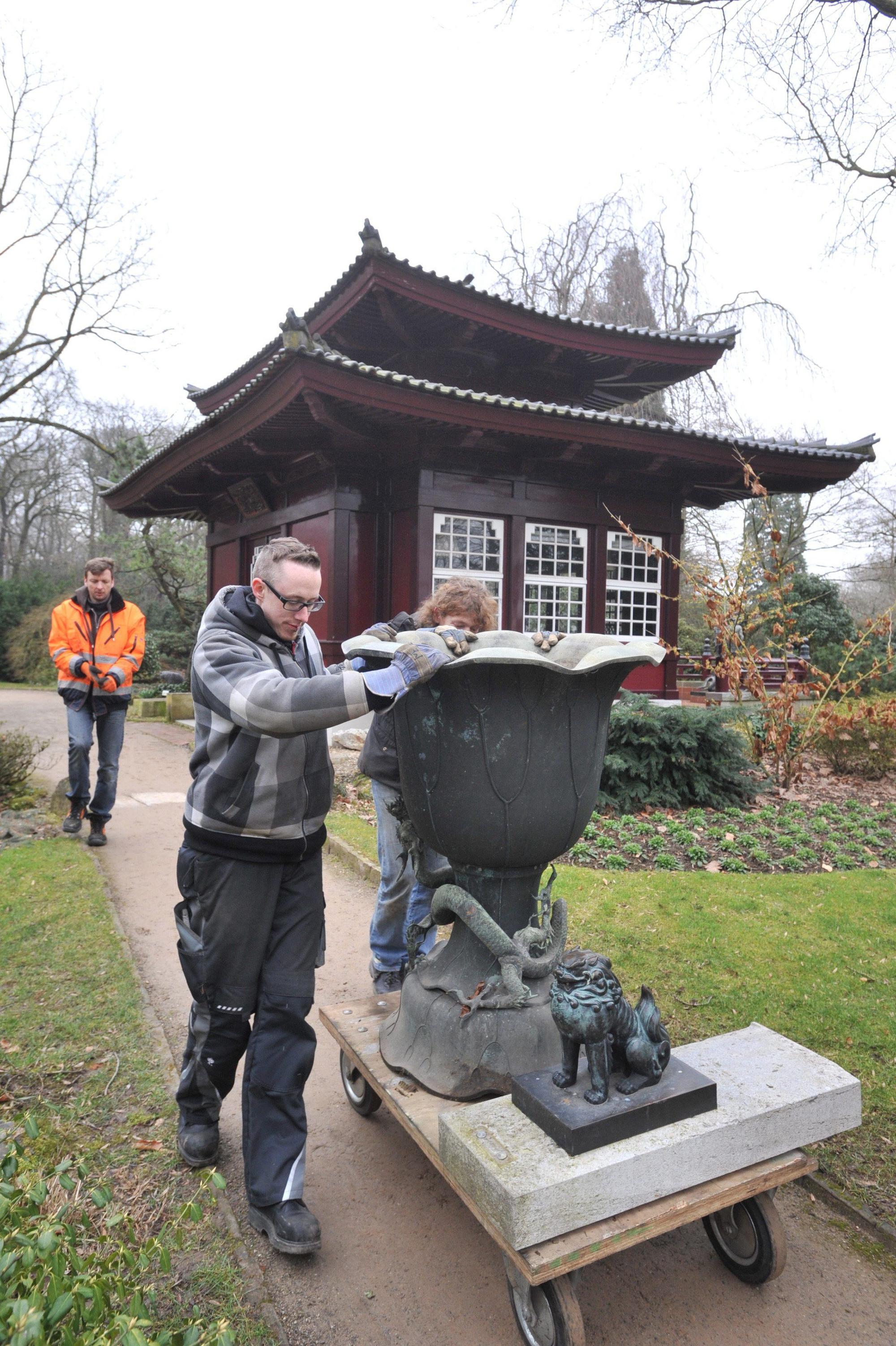 Demontage der Bronze-Skulpturen im Japanischen Garten BILD: RALF KRIEGER