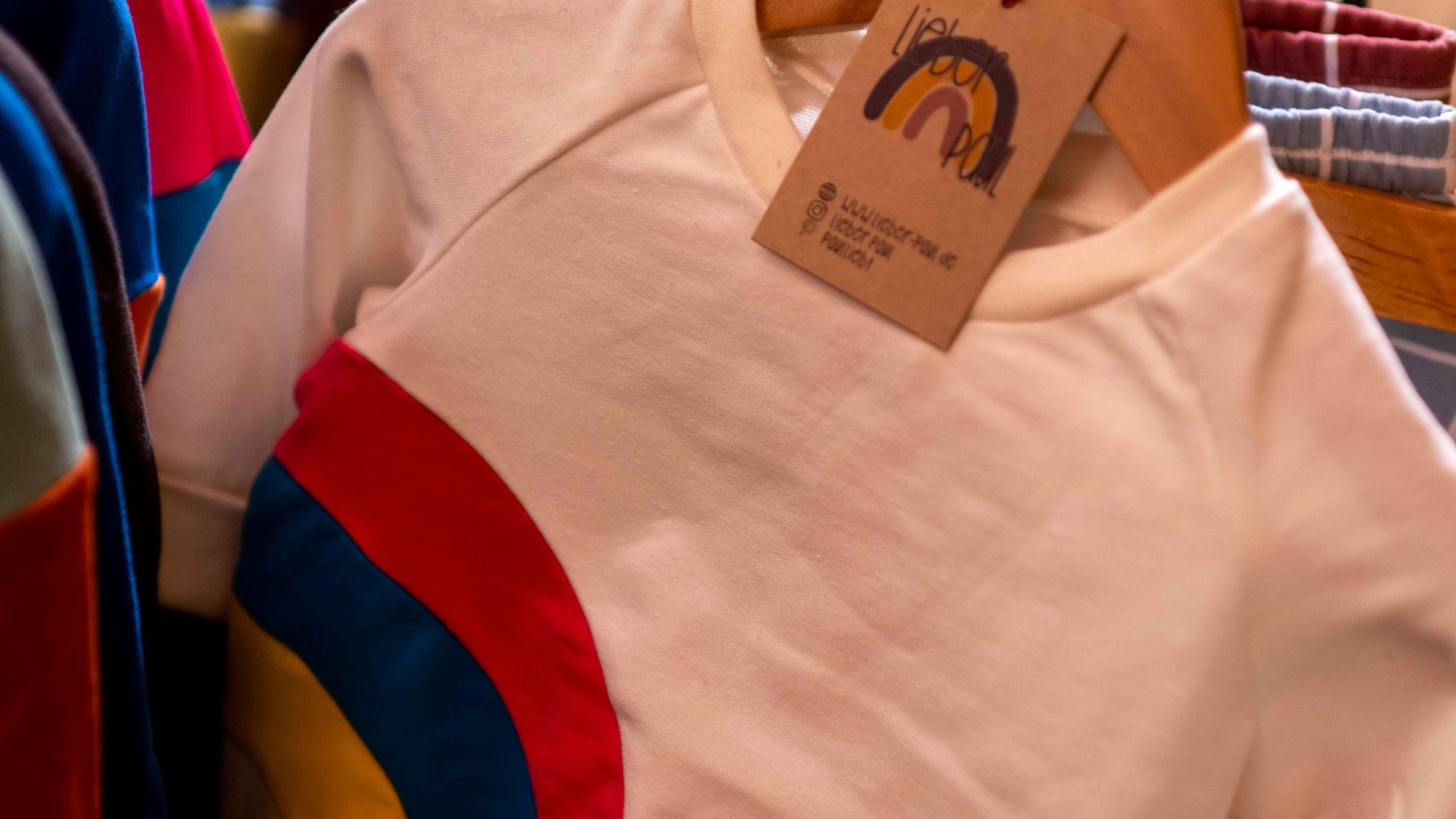 Das Bild zeigt einen Kinderpullover.