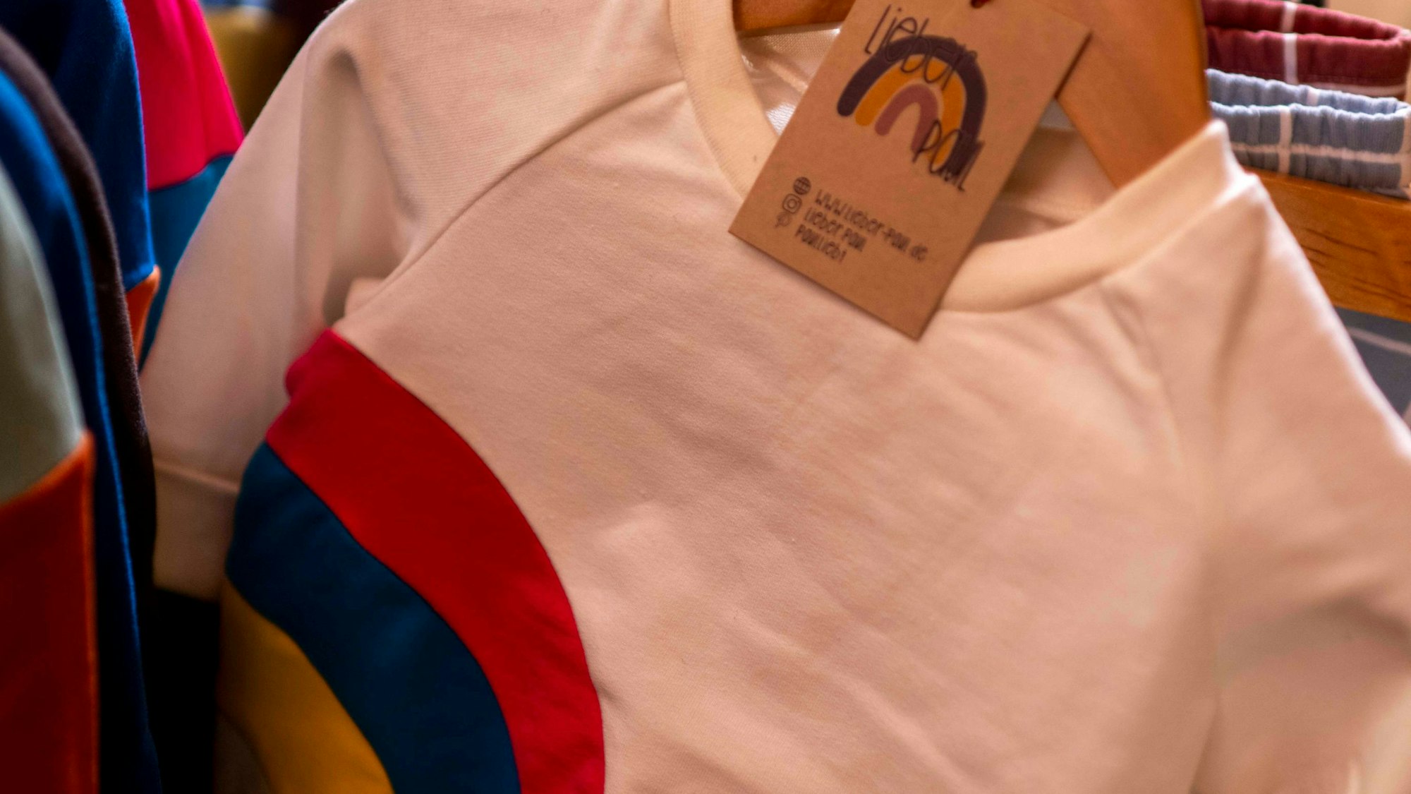 Das Bild zeigt einen Kinderpullover.