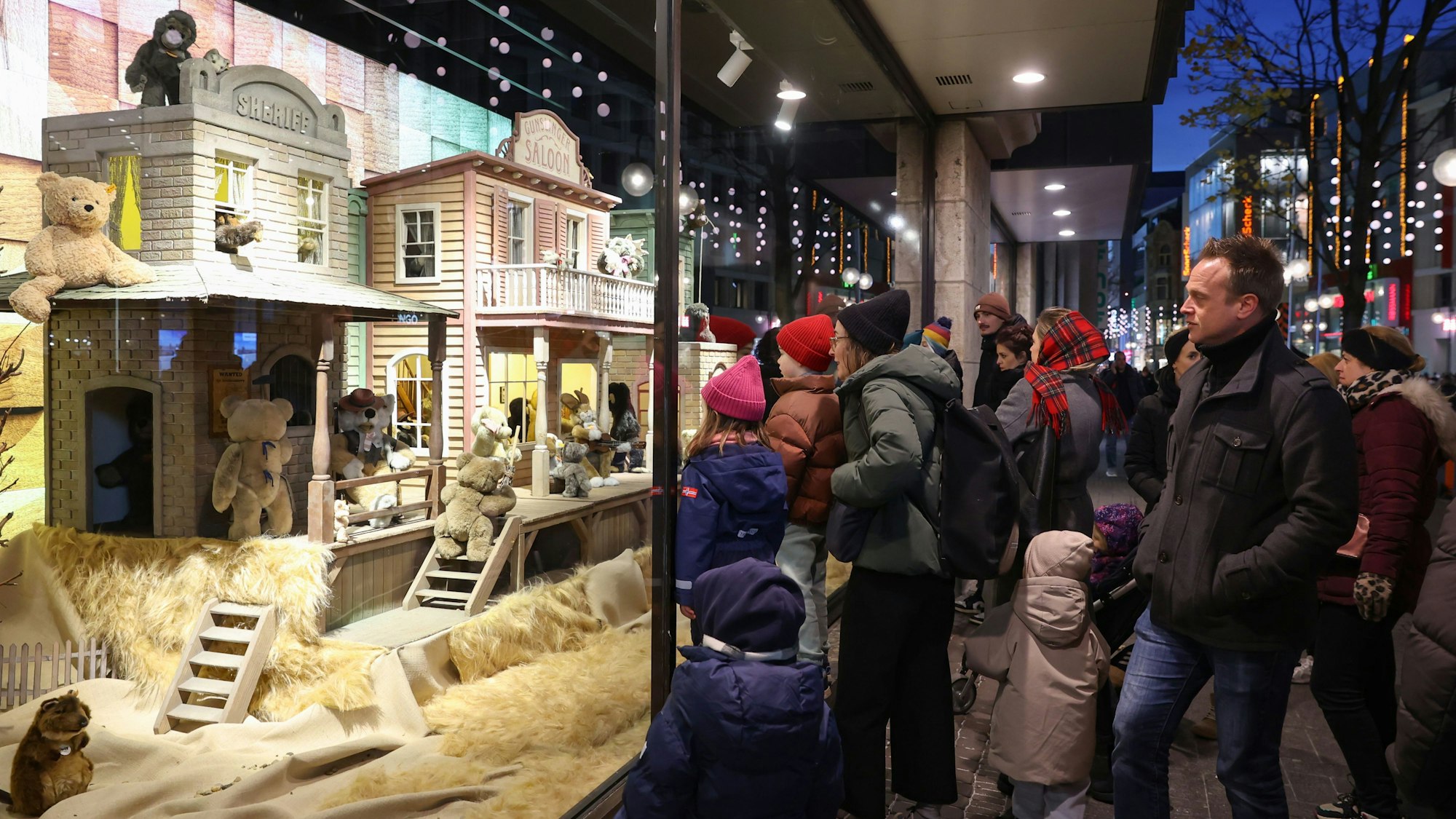 Die weihnachtlich dekorierten Schaufenster mit Plüschtieren von Galeria.