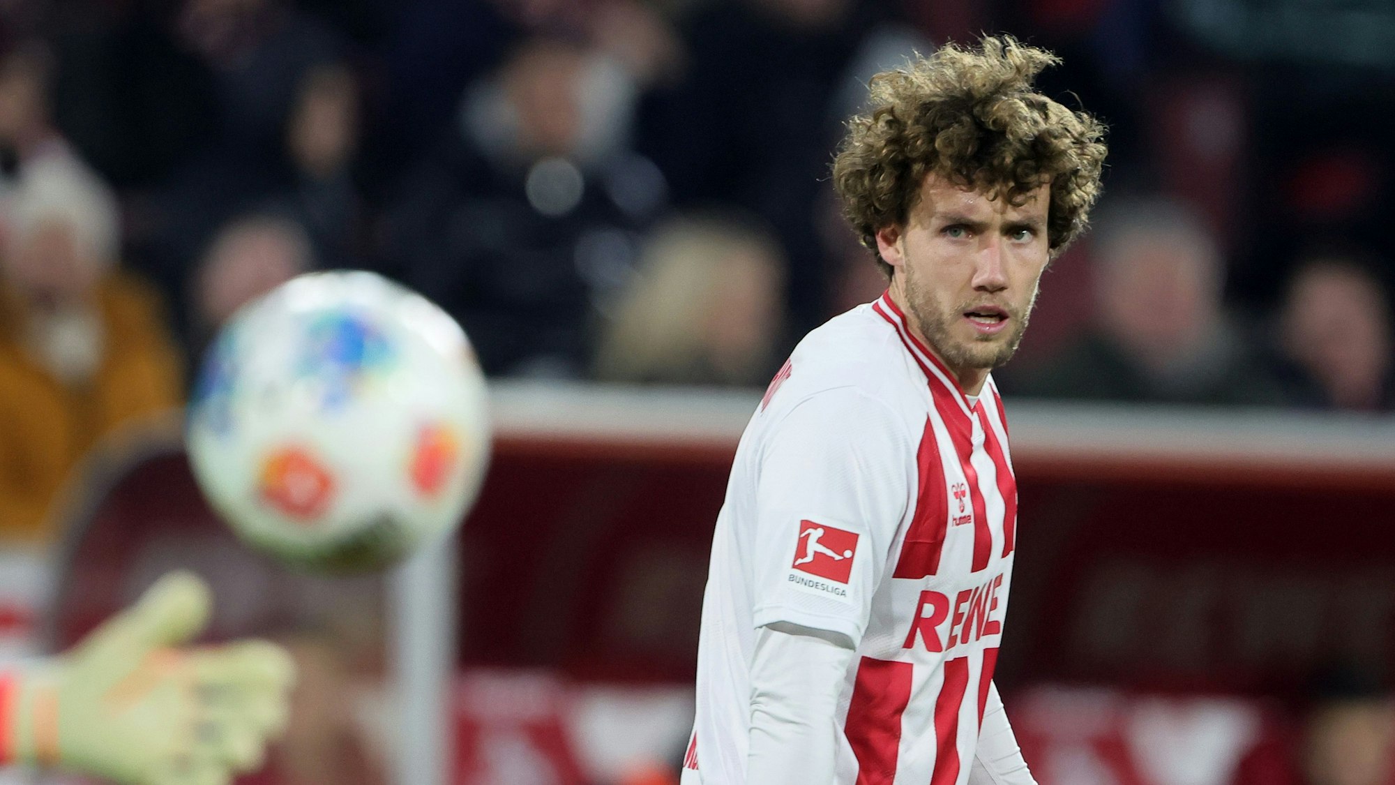 Luca Waldschmidt guckt dem Ball hinterher.