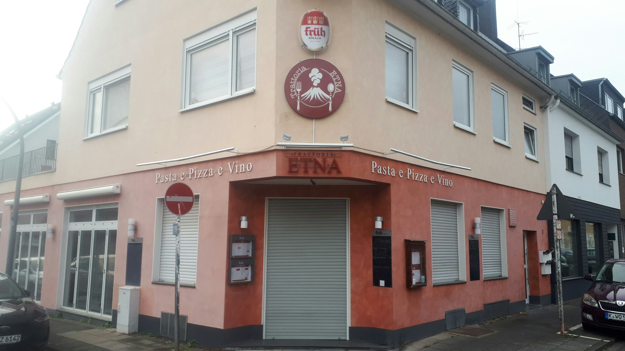 Das Ecklokal Etna hat alle Jalousien heruntergelassen.