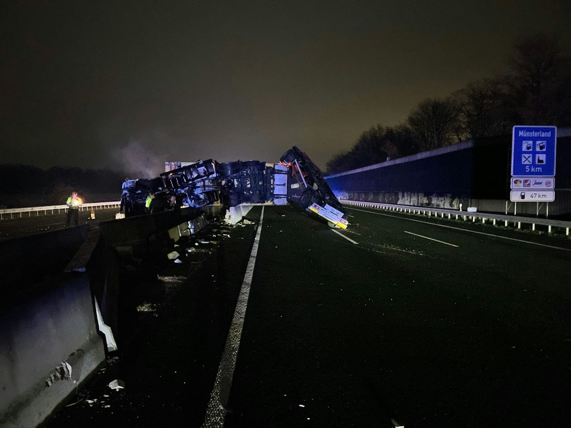 Ein Kran soll den Lkw wieder aufrichten.