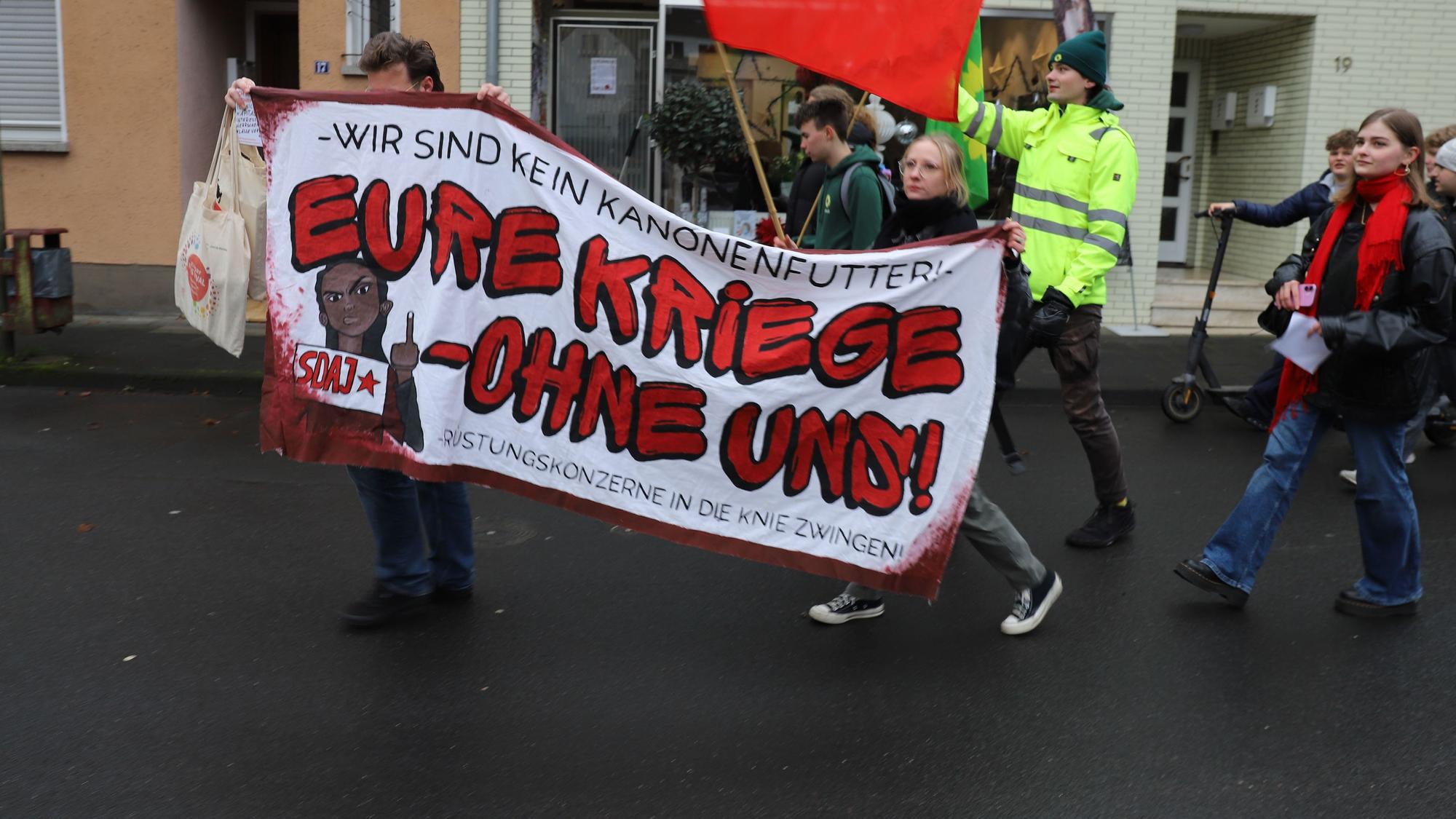 In Eitorf sind Schülerinnen und Schüler des Siegtal-Gymnasiums in Schulstreik getreten und haben eine Demonstration zum Marktplatz gemacht.
