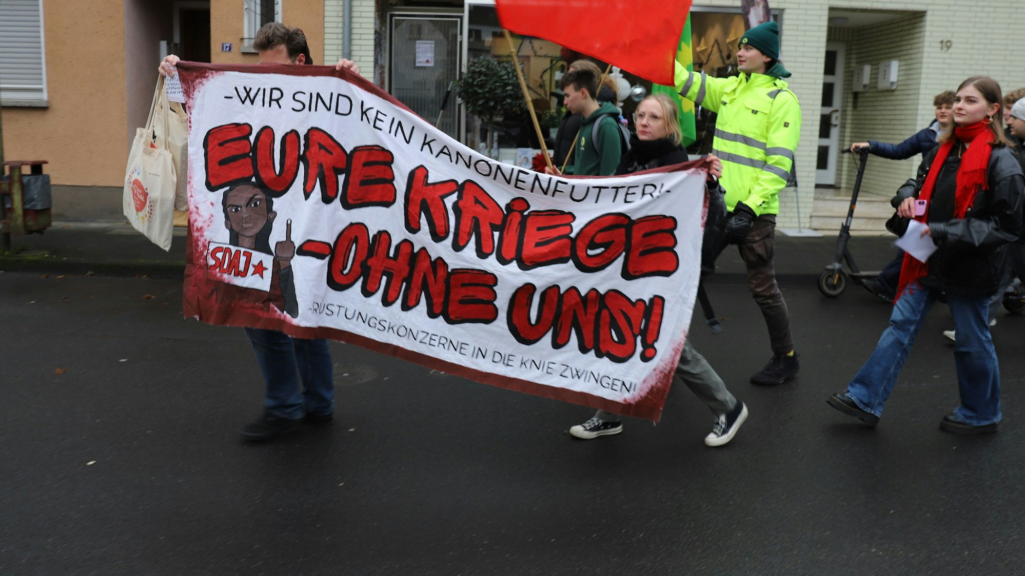 In Eitorf sind Schülerinnen und Schüler des Siegtal-Gymnasiums in Schulstreik getreten und haben eine Demonstration zum Marktplatz gemacht.