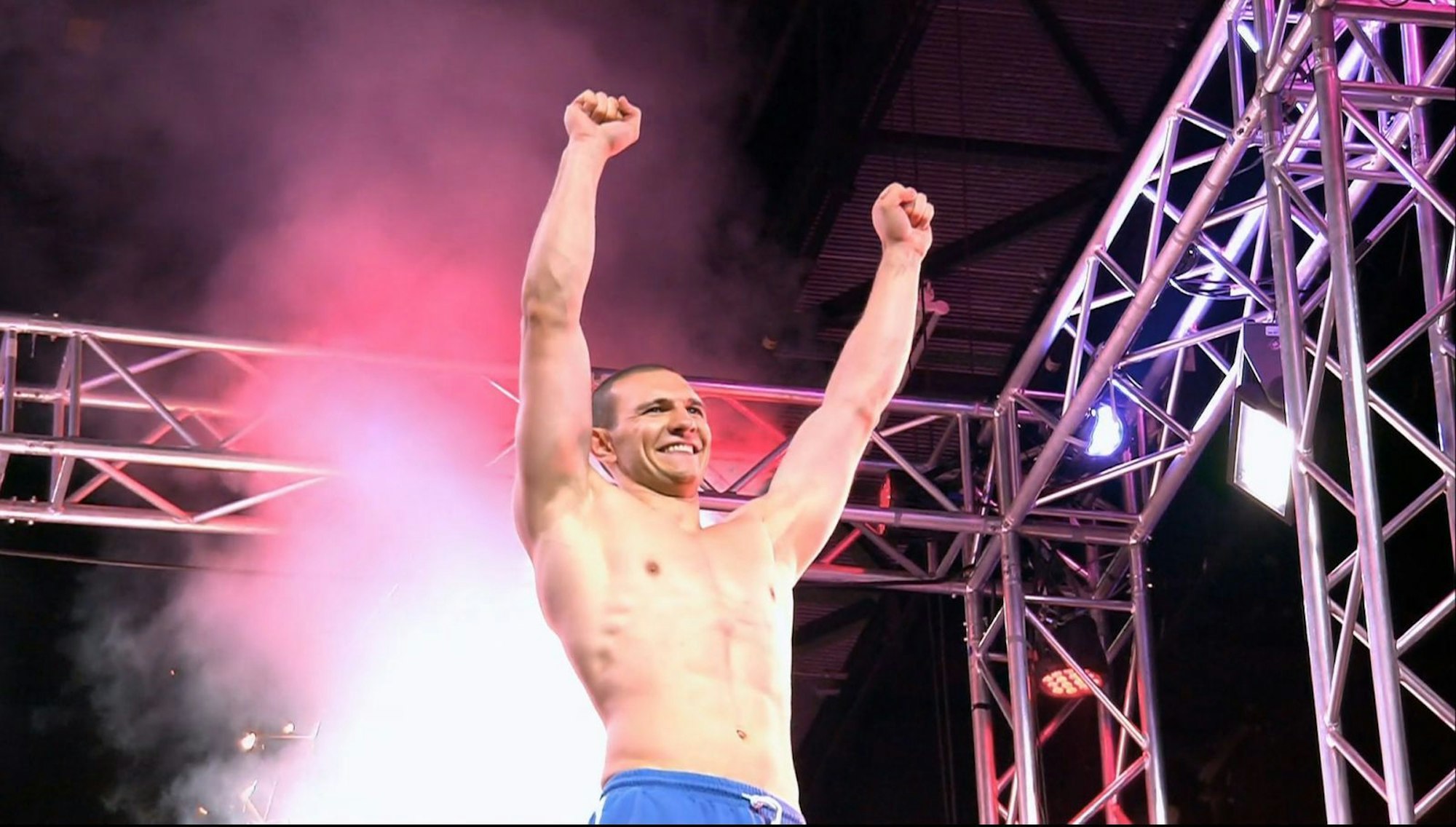 Im Halbfinale fast raus, im ersten Finaldurchgang nicht zu schlagen: Daniel „Dima“ Gerber nagelte die schnellste Zeit in den Parcours. „Das war ne Ansage“, lobte Moderator Jan Köppen. (Bild: RTL)