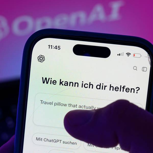Ein Smartphone mit dem KI-Chatbot ChatGPT ist vor dem Logo des US-Softwareunternehmens OpenAI zu sehen.