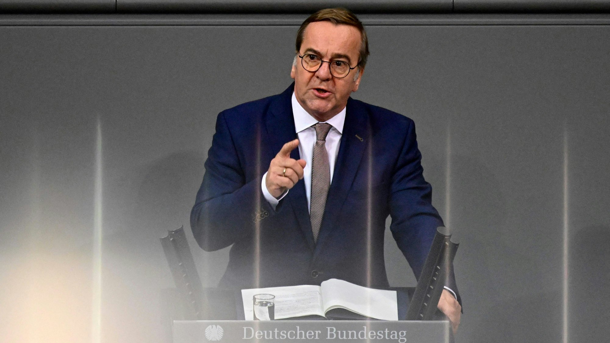 Bundesverteidigungsminister Boris Pistorius spricht am Freitag (5. Dezember) im Bundestag.