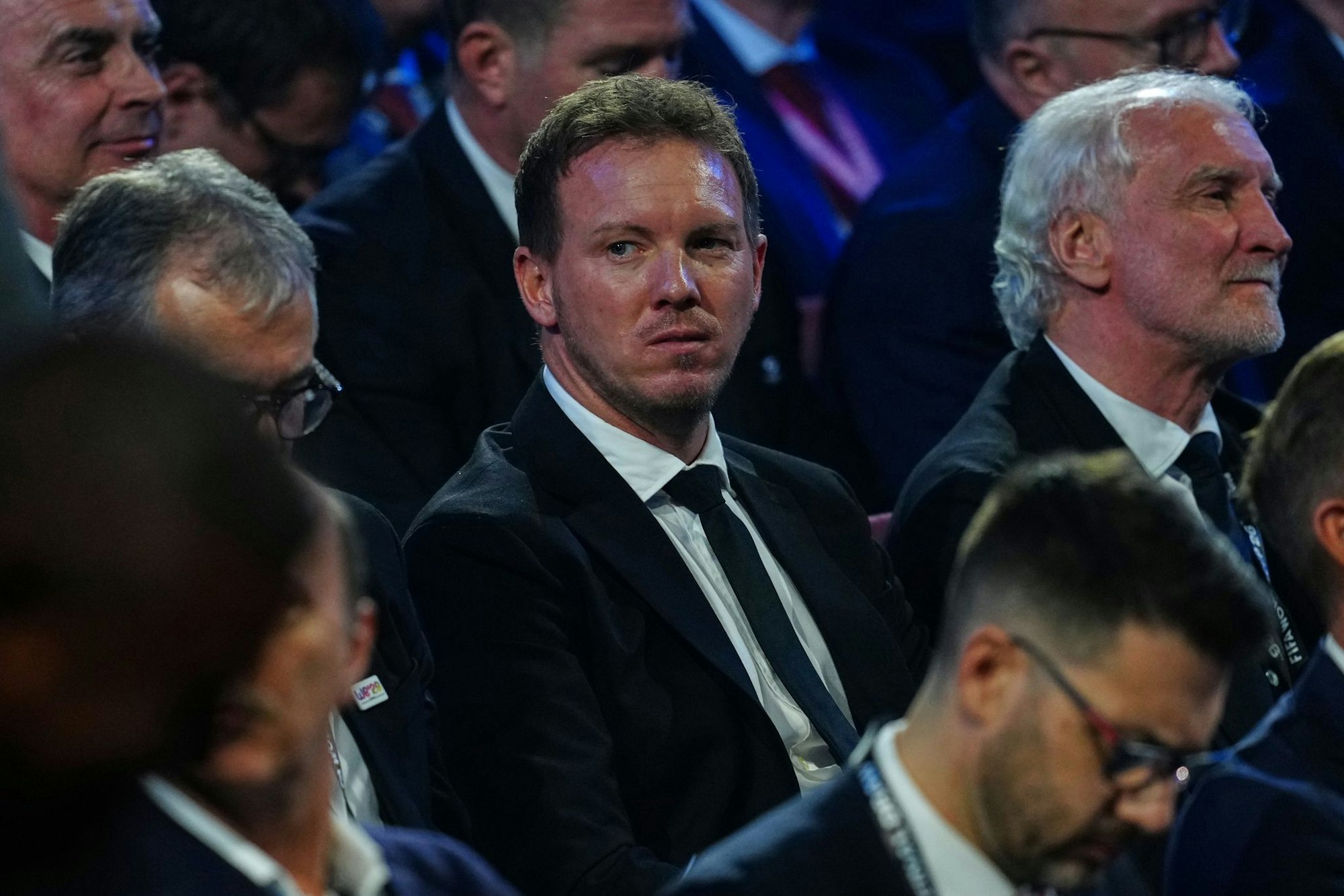 Julian Nagelsmann verfolgt die Auslosung an der Seite von Rudi Völler.