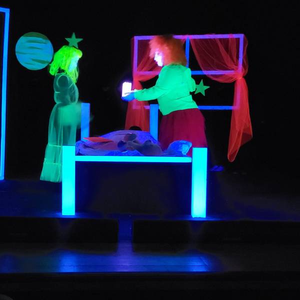 Nach langer Pause ist das Morsbacher Schwarzlicht-Theater „Blacklights“ wieder da. Mehr als 50 Kinder und Jugendliche der Leonardo-da-Vinci-Schule waren an der ersten Aufführung jetzt beteiligt.