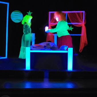 Nach langer Pause ist das Morsbacher Schwarzlicht-Theater „Blacklights“ wieder da. Mehr als 50 Kinder und Jugendliche der Leonardo-da-Vinci-Schule waren an der ersten Aufführung jetzt beteiligt.