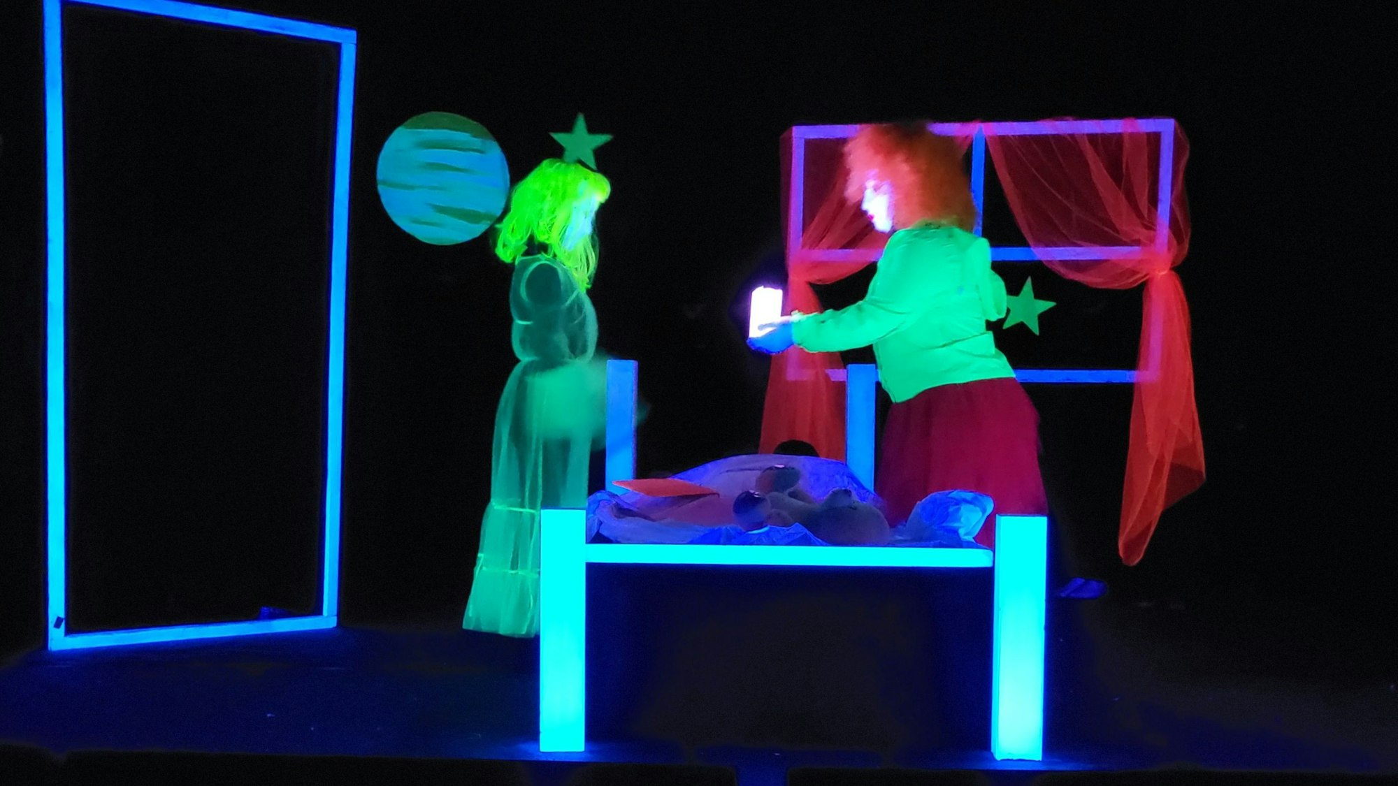 Nach langer Pause ist das Morsbacher Schwarzlicht-Theater „Blacklights“ wieder da. Mehr als 50 Kinder und Jugendliche der Leonardo-da-Vinci-Schule waren an der ersten Aufführung jetzt beteiligt.