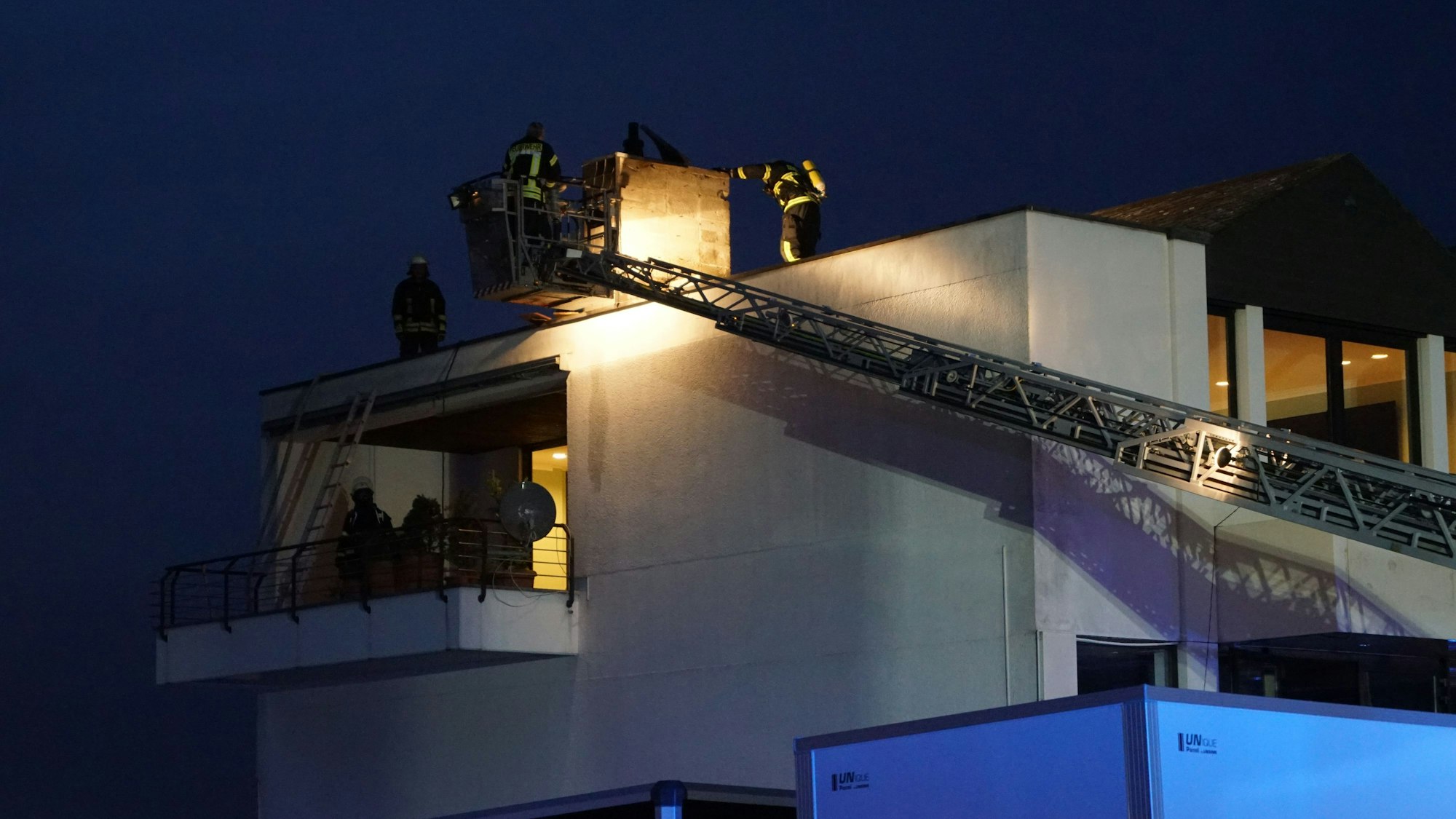 Das Bild zeigt einen Moment der Löscharbeiten der Zülpicher Feuerwehr.
