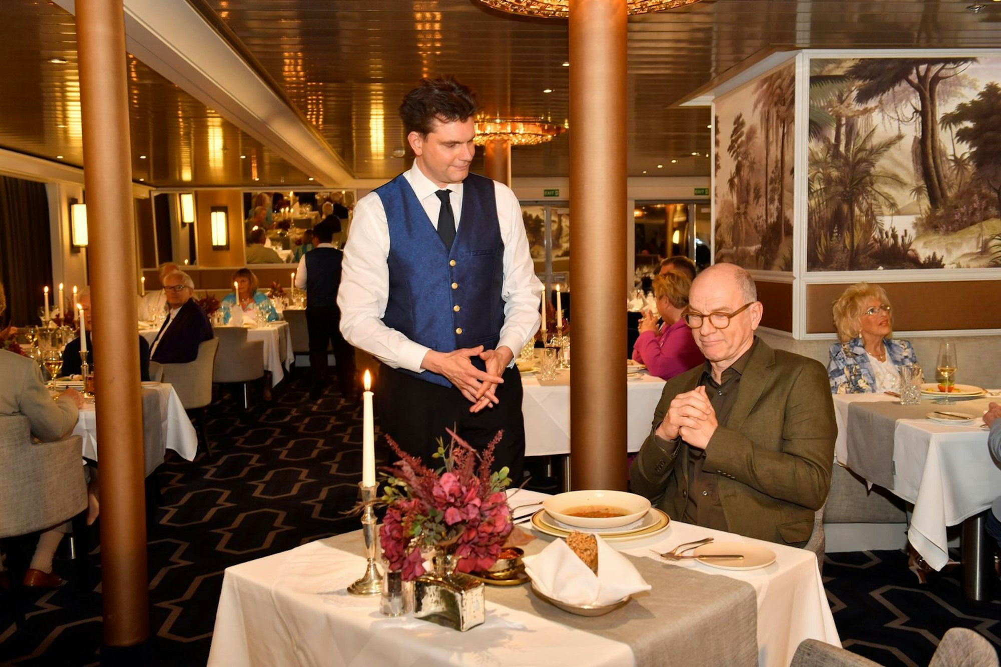 In der neuen „Das Traumschiff“-Episode hat van der Horst einen Gastauftritt als Kellner. Ein „Kindheitstraum“, verrät er. (Bild: ZDF/Dirk Bartling)