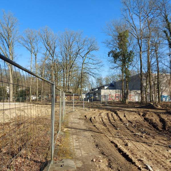 Eine Baustelle, dahinter ein Schulzentrum.