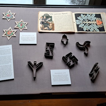 Das Foto zeigt Keks-Ausstechformen aus der NS-Zeit