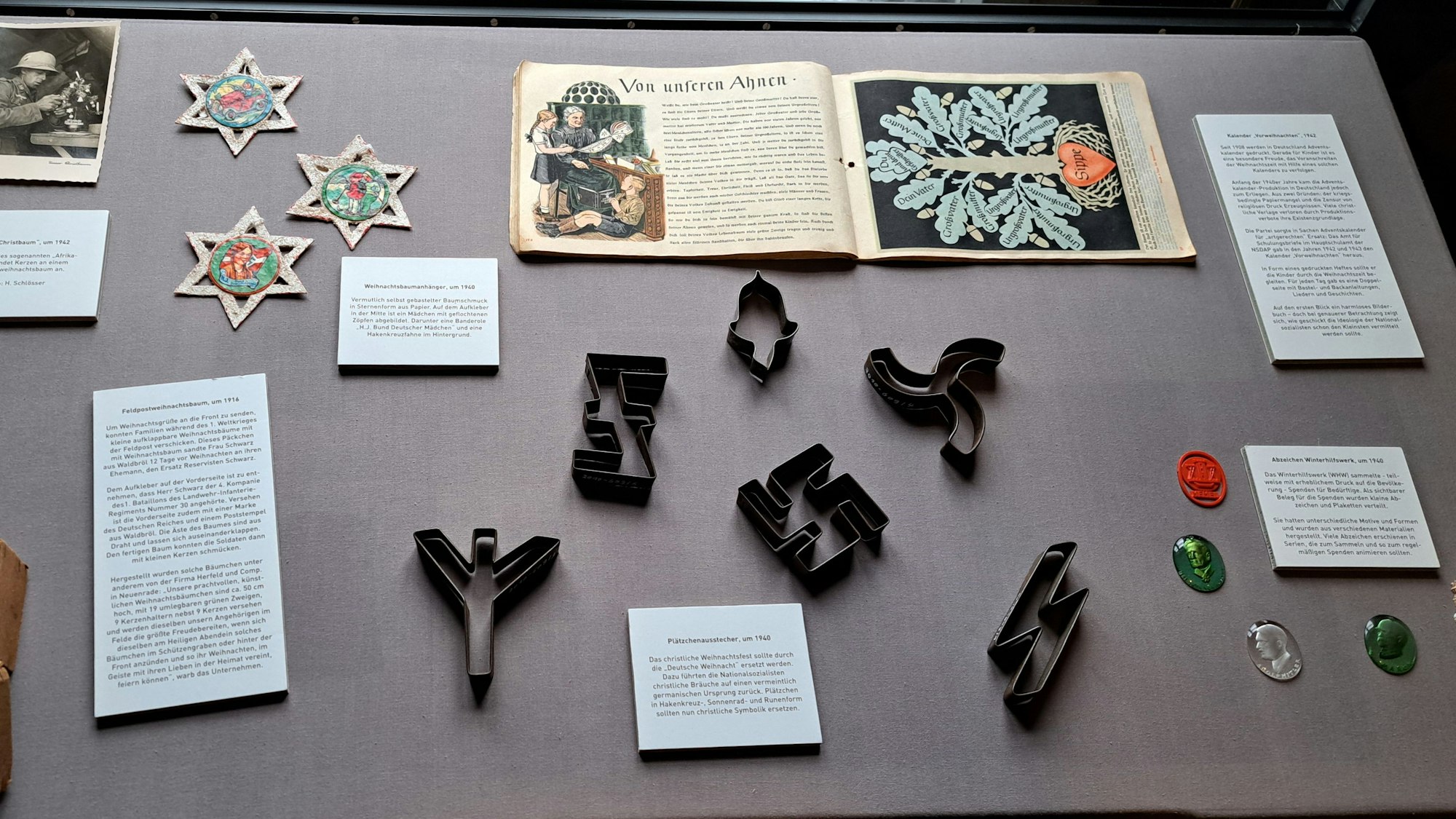 Das Foto zeigt Keks-Ausstechformen aus der NS-Zeit