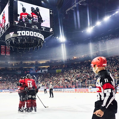 Die Profis der Kölner Haie jubeln gemeinsam auf dem Eis.