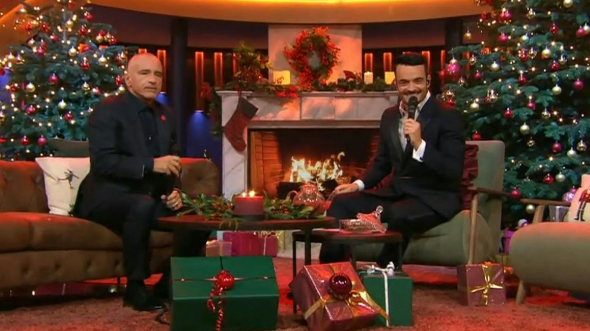 Anteilnahme in besinnlichem Rahmen: Bei „Die große Weihnachtsshow“ mit Giovanni Zarrella dachte Ehrengast Eros Ramazzotti (links) an den erkrankten Thomas Gottschalk und schickte herzliche Genesungswünsche. (Bild: ZDF)