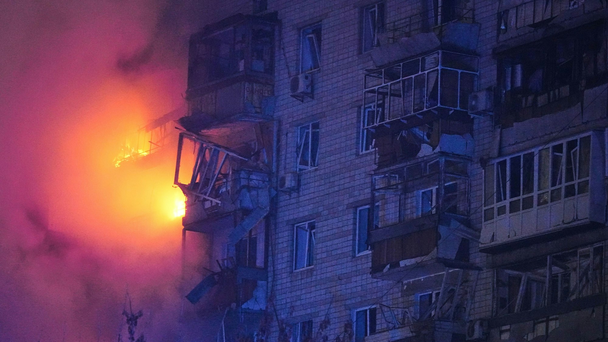 Ein Feuer brennt in einem Wohnhaus nach einem russischen Angriff außerhalb von Kiew.