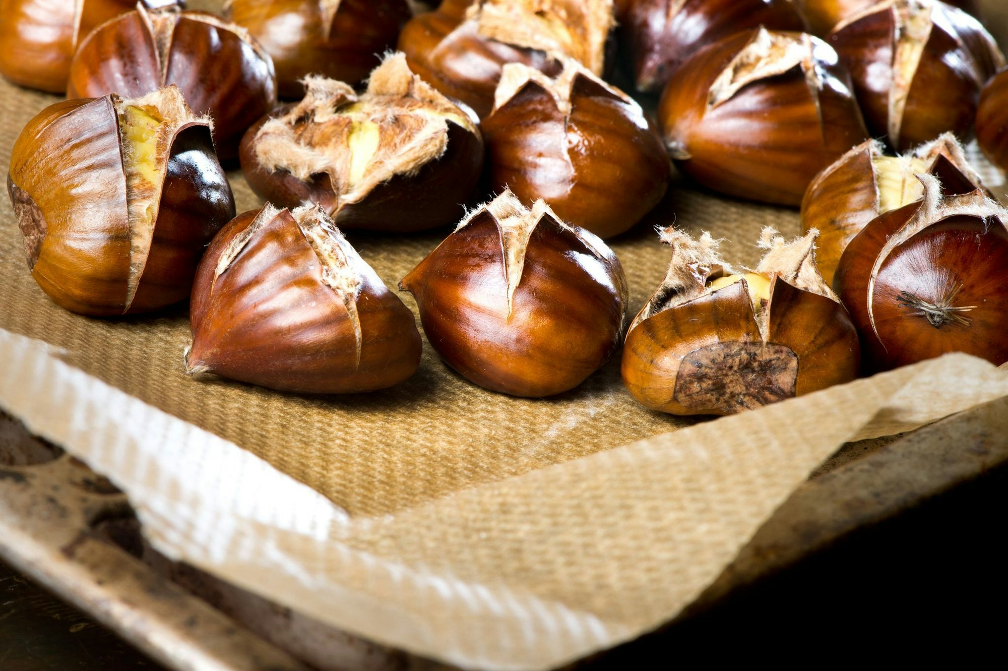 Im Backofen können Maronen selbst geröstet werden. Zuvor sollten sie mit einem scharfen Messer über Kreuz eingeschnitten werden.