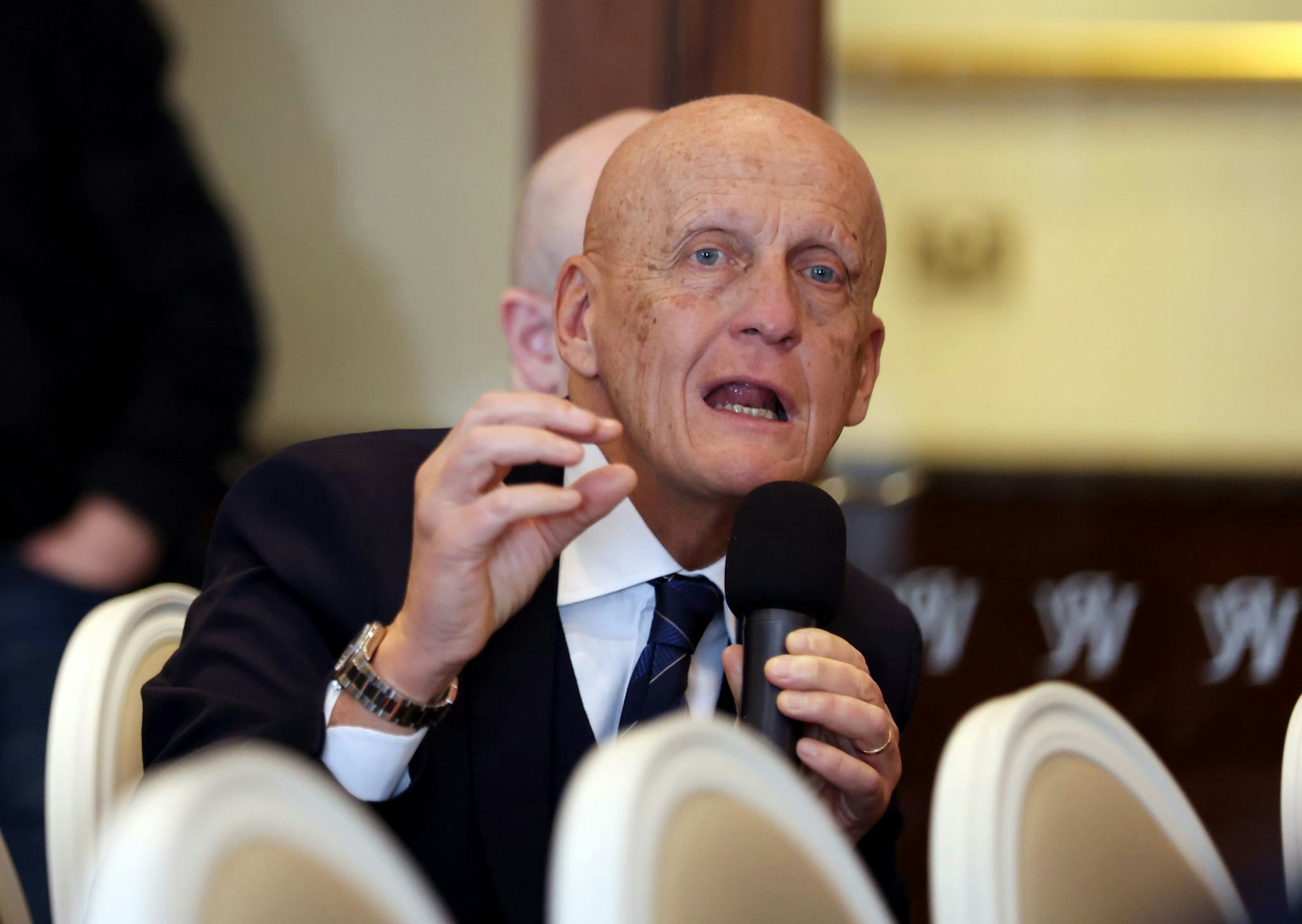 Der Schiri-Chef der FIFA spricht sich für eine Erweiterung der Befugnisse der Videoreferees aus. (Archivbild)