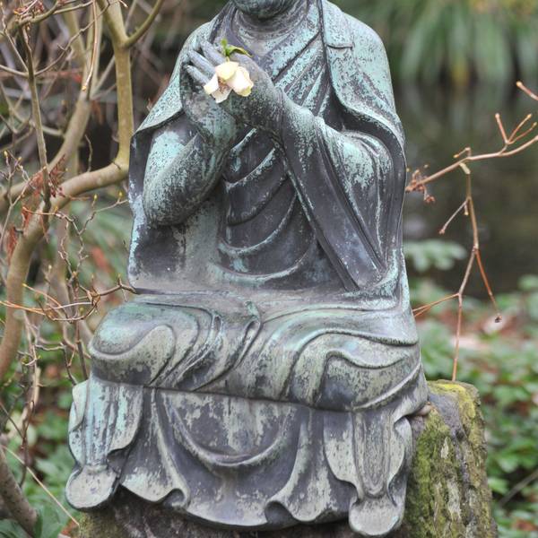 Skulptur im Japanischen Garten. Das Bild wurde 2013 aufgenommen, Bayer ließ den Buddha aus Bronze 2021 versteigern. Bild: Ralf Krieger