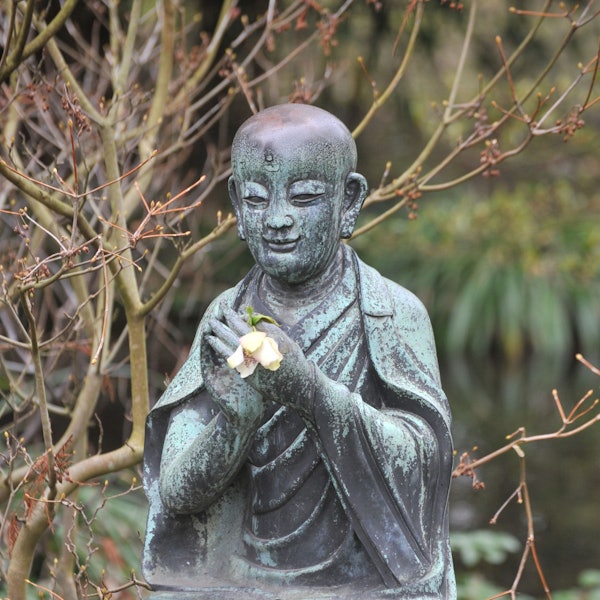 Skulptur im Japanischen Garten. Das Bild wurde 2013 aufgenommen, Bayer ließ den Buddha aus Bronze 2021 versteigern. Bild: Ralf Krieger