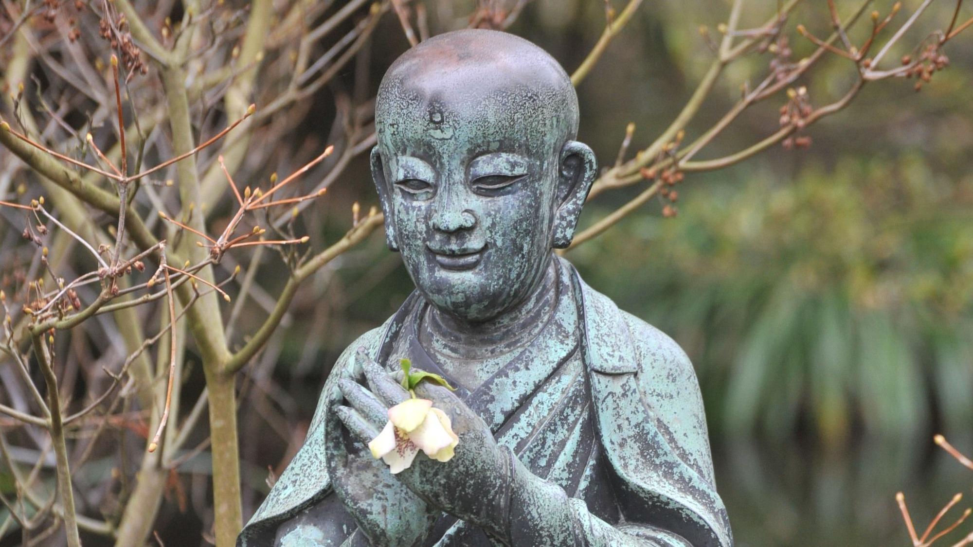 Skulptur im Japanischen Garten. Das Bild wurde 2013 aufgenommen, Bayer ließ den Buddha aus Bronze 2021 versteigern. Bild: Ralf Krieger