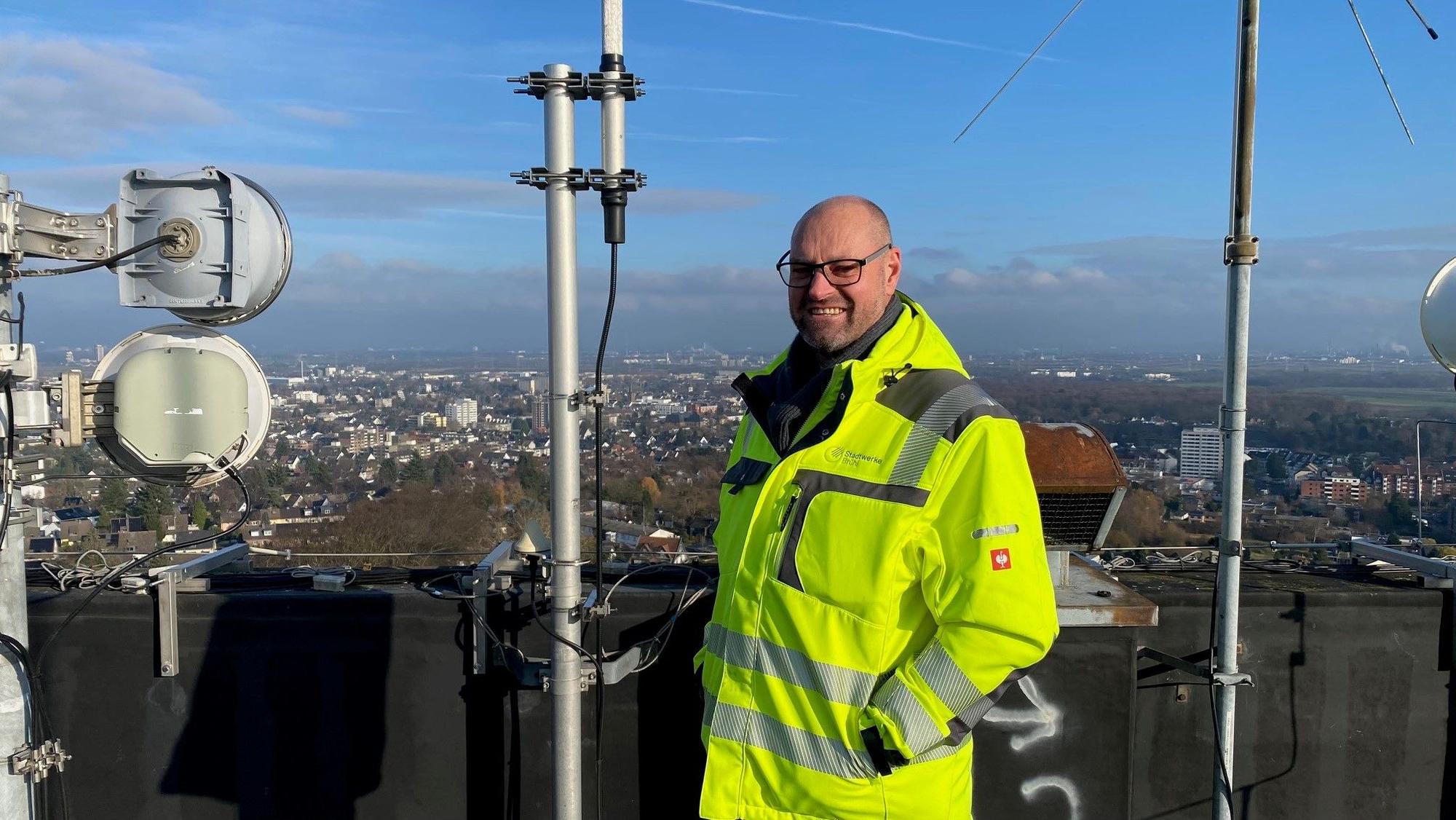 Zu sehen ist Eric König auf dem Dach des Wasserturms.