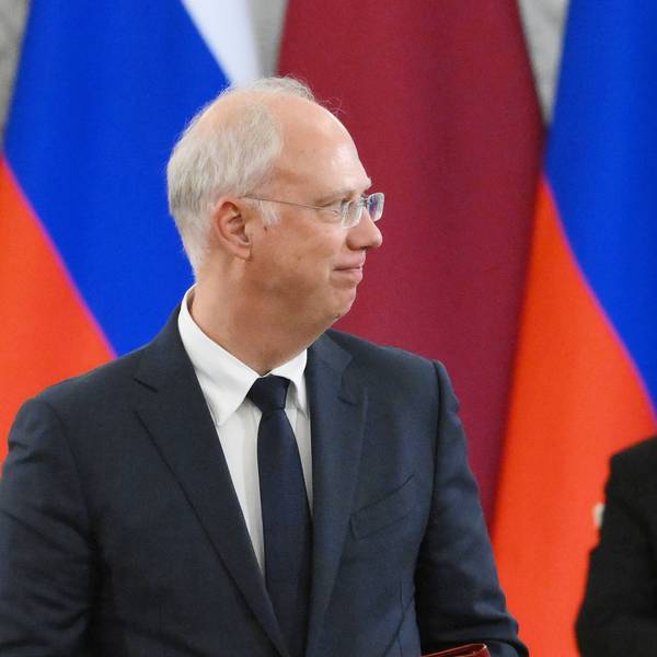 Moskaus Chefunterhändler Kirill Dmitrijew bei einem Auftritt im Kreml. Im Hintergrund ist Kremlchef Wladimir Putin zu sehen. (Archivbild)