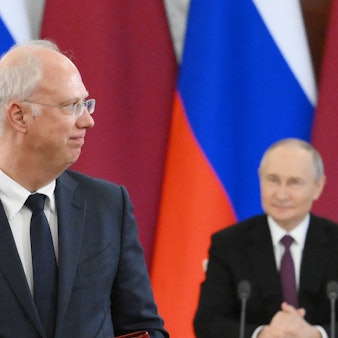 Moskaus Chefunterhändler Kirill Dmitrijew bei einem Auftritt im Kreml. Im Hintergrund ist Kremlchef Wladimir Putin zu sehen. (Archivbild)