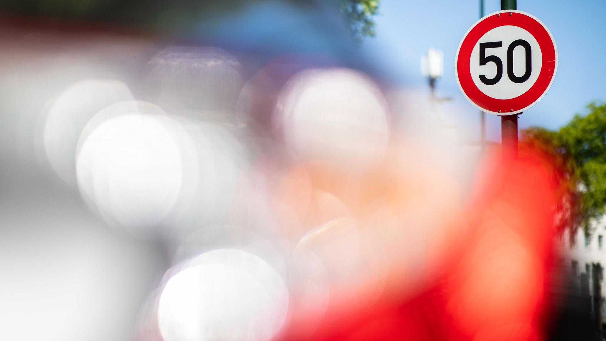 Das Foto zeigt ein Tempo-50-Schild