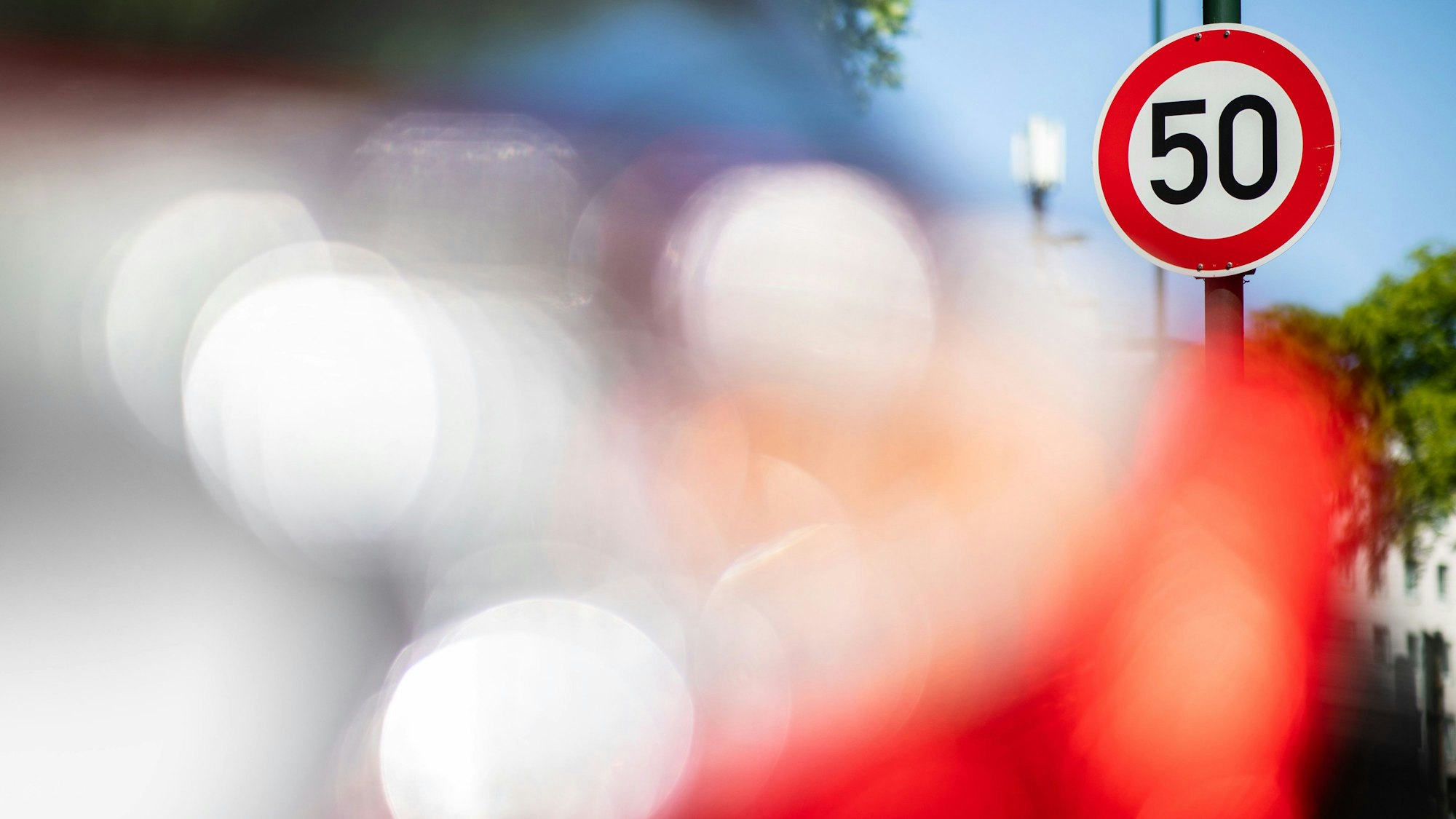 Das Foto zeigt ein Tempo-50-Schild
