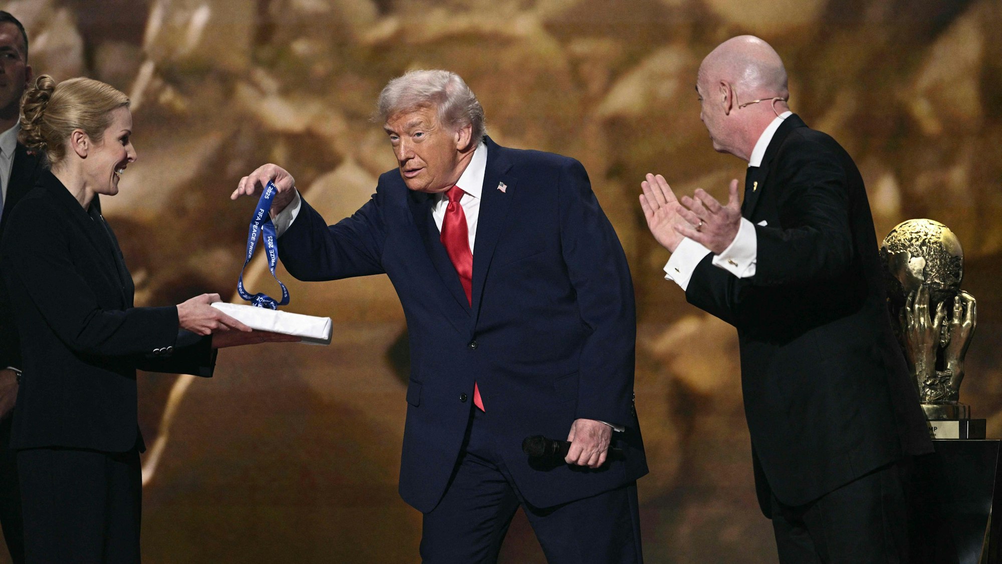 Donald Trump wurde mit einem Friedenspreis der Fifa ausgezeichnet, der noch nie zuvor vergeben wurde.