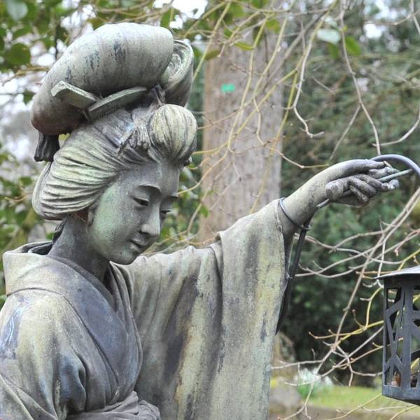 Skulptur einer Bijin (美人) aus Bronze, sie kostete in der Versteigerung im Juni 23.704 Euro. Bild: Ralf Krieger