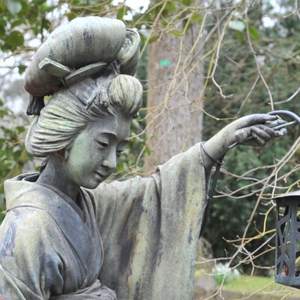 Skulptur einer Bijin (美人) aus Bronze, sie kostete in der Versteigerung im Juni 23.704 Euro. Bild: Ralf Krieger