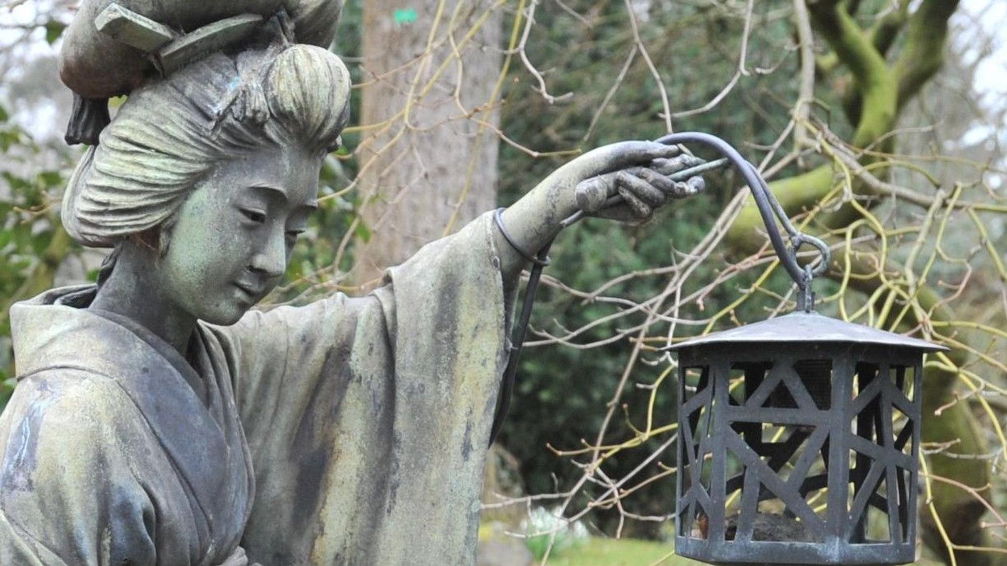Skulptur einer Bijin (美人) aus Bronze, sie kostete in der Versteigerung im Juni 23.704 Euro. Bild: Ralf Krieger