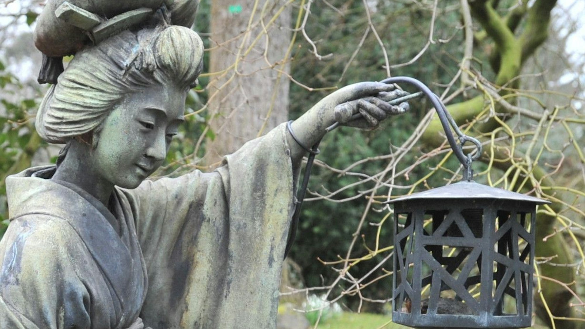 Skulptur einer Bijin (美人) aus Bronze, sie kostete in der Versteigerung im Juni 23.704 Euro. Bild: Ralf Krieger