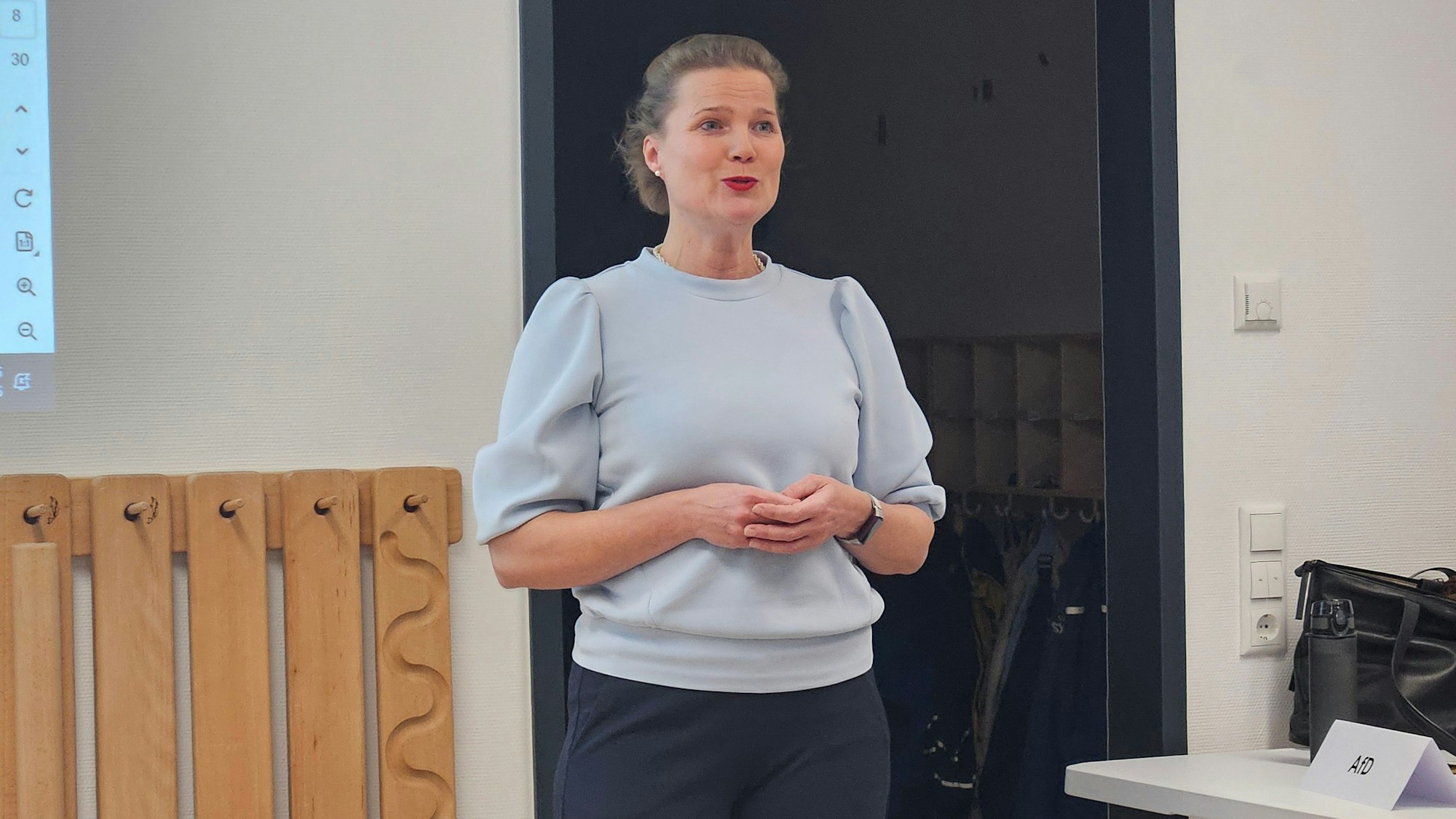 Maren Wessel stellt sich im Ausschuss vor.