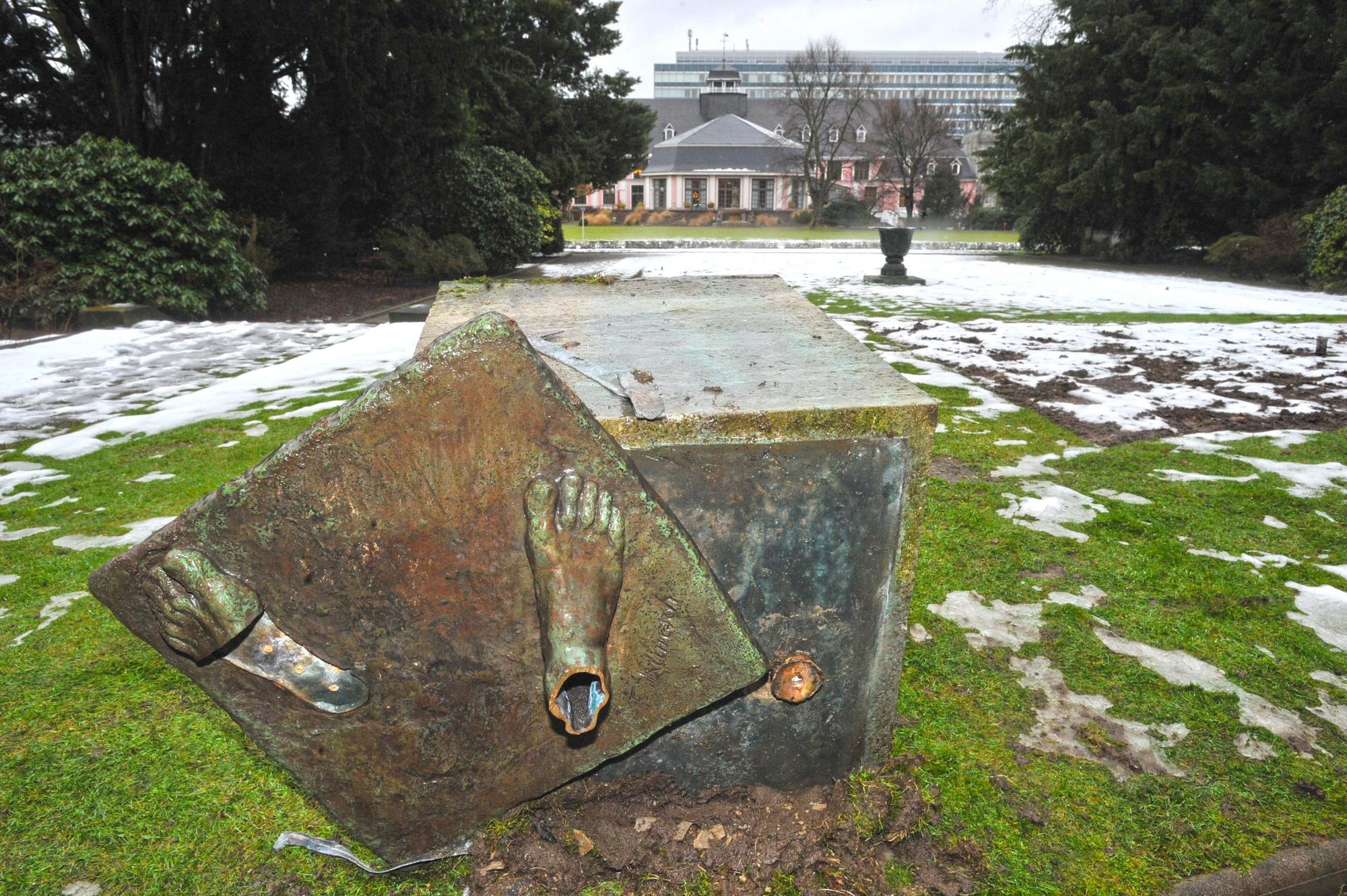 Reste der Statue „Die Tatkraft“ im Japanischen Garten